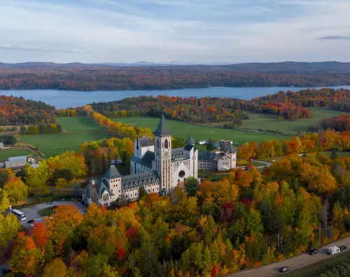 OTL-Gouverneur-Sherbrooke-Blogue-Automne-couleurs-abbaye-saint-benoit-vue-aerienne